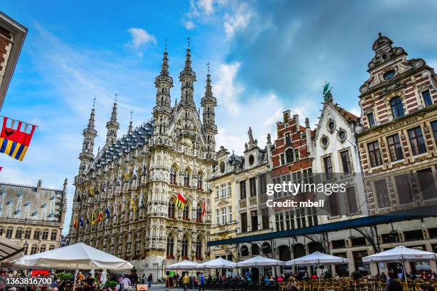 historical stadhuis (town hall) and cafes in the grote markt in leuven belgium - leuven fotografías e imágenes de stock