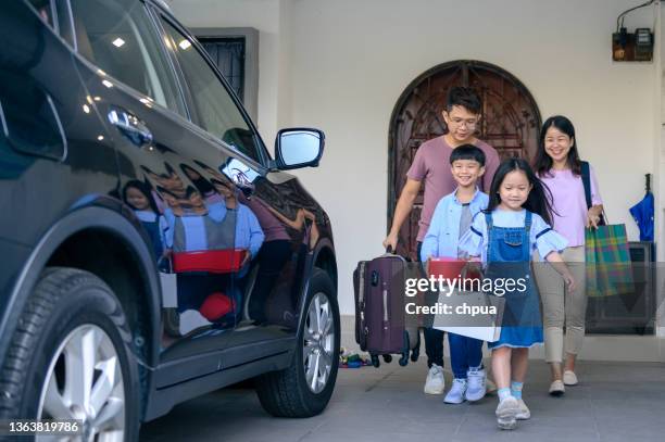 asiatische familie im chinesischen neujahrsurlaub - chinese car home stock-fotos und bilder