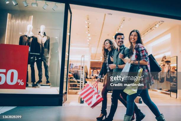 friends in the shopping mall - clothing store stockfoto's en -beelden