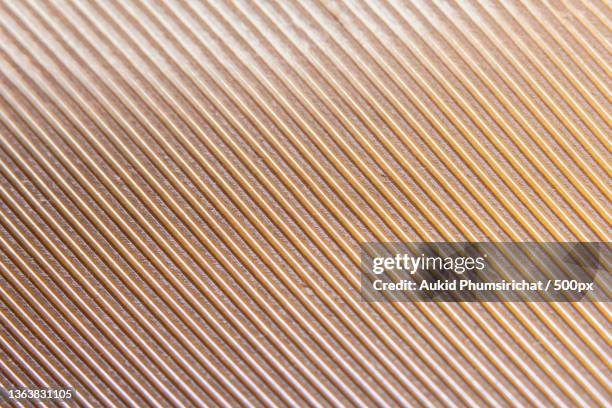 macro colorful feather pattern,full frame shot of patterned metal - aukid stock-fotos und bilder