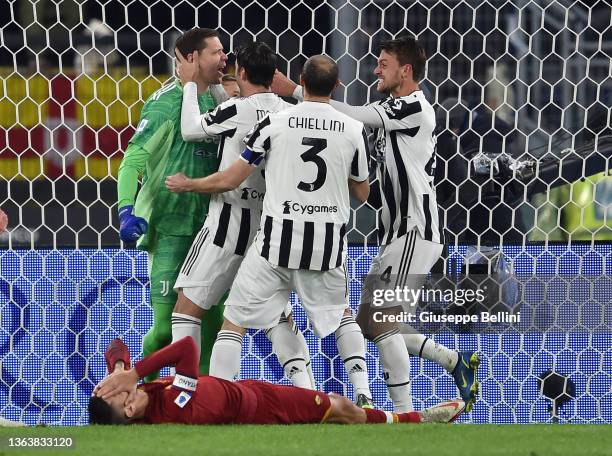 The Juventus players congratulate Wojciech Tomasz Szczesny who saved the penalty kicked by Lorenzo Pellegrini of AS Roma who is desperate with his...