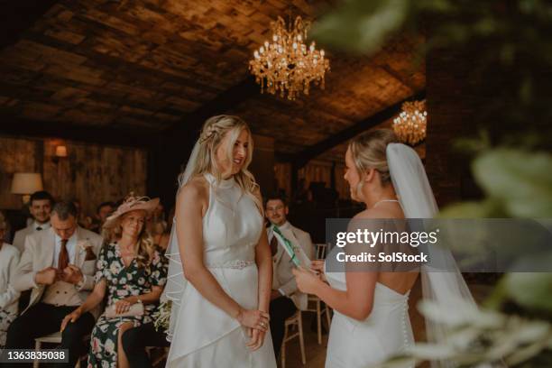 ihr eheversprechen sprechen - alte und junge lesbische frauen stock-fotos und bilder