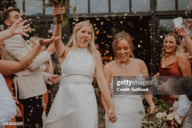 lanzando confeti a las novias - lesbian couple fotografías e imágenes de stock