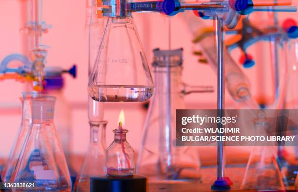 glass chemical equipment in a chemistry lab - reagente - fotografias e filmes do acervo