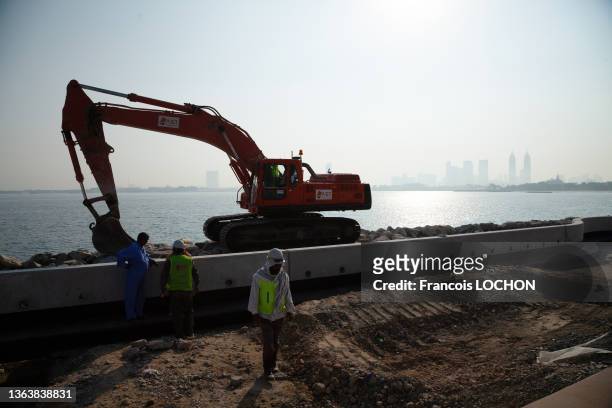 Pelleteuse, ouvriers et aménagement le long de la côte le 20 décembre 2015 à Dubaï aux Emirats Arabes Unis.