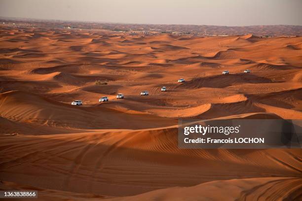 Véhicules 4x4 dans les dunes de sable 19 décembre 2015, Emirats Arabes Unis.