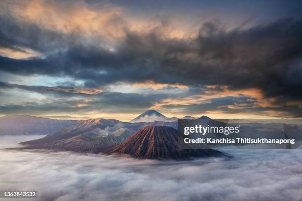 valcano bromo mountain with a fog flow - surabaya 個照片及��圖片檔