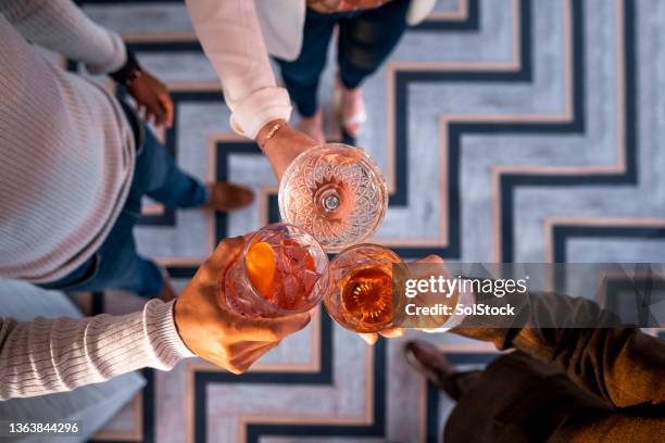 saludos al fin de semana - happy hour fotografías e imágenes de stock