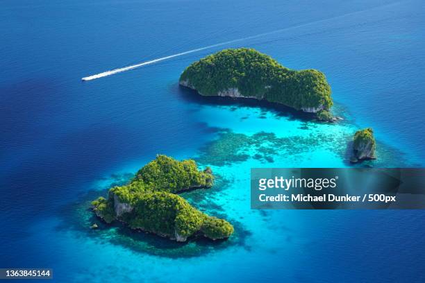 blue pacific palau,high angle view of island amidst sea,palau - palau photos et images de collection