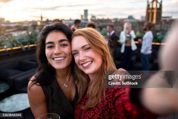 selfie an der rooftop bar - cocktail sonnenuntergang stock-fotos und bilder