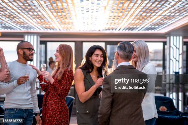 fuori per un drink con i clienti - happy hour foto e immagini stock
