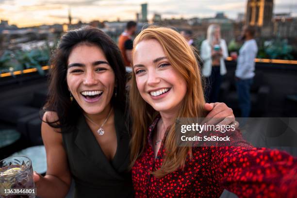 rooftop party selfie - nightlife imagens e fotografias de stock