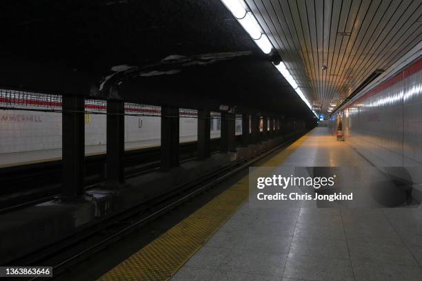 empty subway station platform - andén de estación de metro fotografías e imágenes de stock