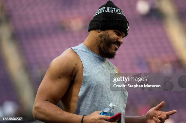 Anthony Barr of the Minnesota Vikings warms up before the game against the Chicago Bears at U.S. Bank Stadium on January 9, 2022 in Minneapolis,...