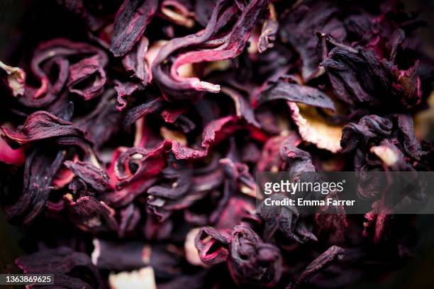 hibiscus tea - hojas de té secas fotografías e imágenes de stock