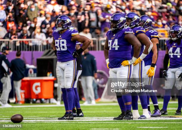 Wonnum of the Minnesota Vikings and his teammates look on between plays in the second quarter of the game against the Chicago Bears at U.S. Bank...