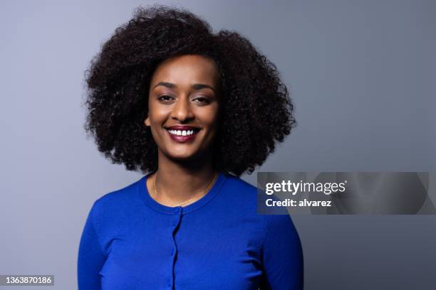 beautiful african woman smiling at camera in photo studio - 40s woman t shirt studio imagens e fotografias de stock