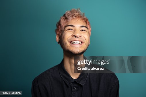 Joyeux jeune homme souriant sur fond bleu Joyeux jeune homme souriant sur fond bleu