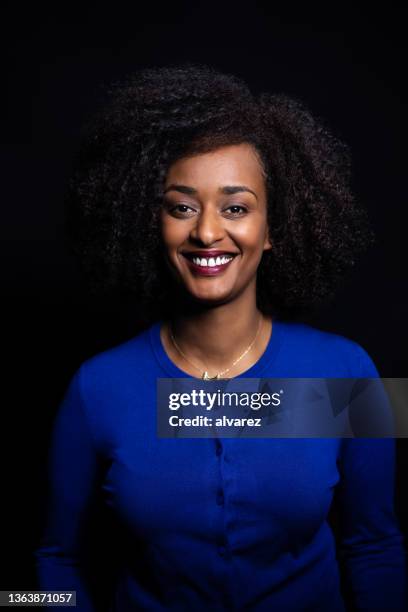 studio portrait of african woman with curly hair - 40s woman t shirt studio imagens e fotografias de stock