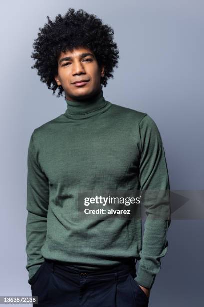 portrait en studio d’un homme nord-africain élégant avec une coiffure afro - col roulé photos et images de collection