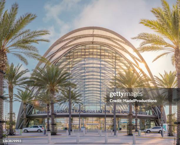 a artic fornece ao sul da califórnia um terminal moderno para passageiros ferroviários, de ônibus e automóveis. - anaheim califórnia - fotografias e filmes do acervo