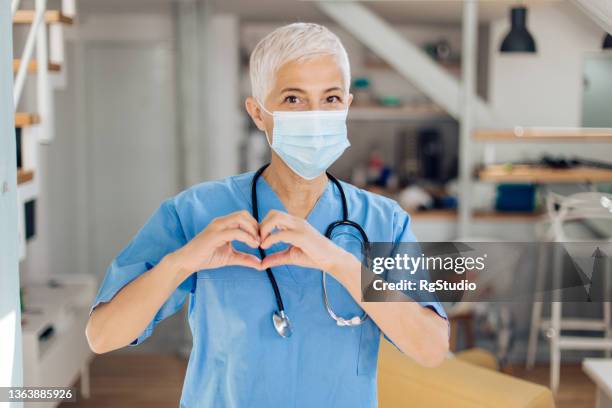 medico donna con una maschera per il viso - rescue worker foto e immagini stock