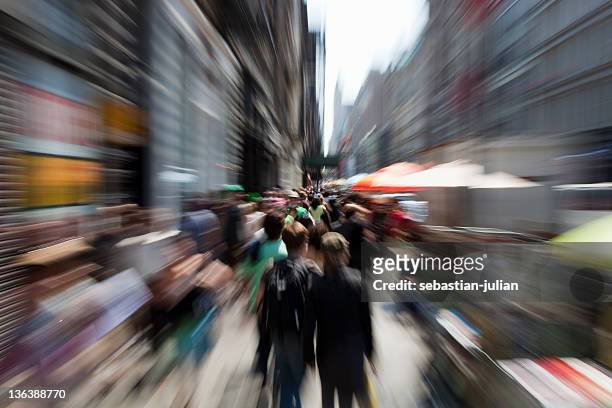 new york boardway personen shopping - mob stock-fotos und bilder
