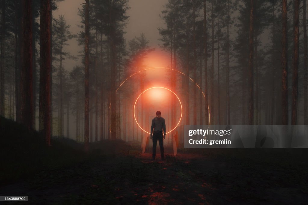 Träger Zombie, der nachts im Wald steht