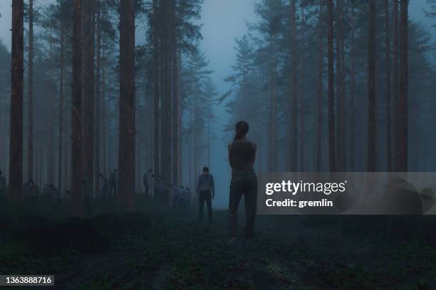 mujer de pie en el bosque espeluznante con hordas de zombis - scary movie fotografías e imágenes de stock