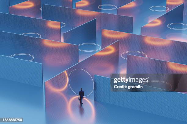 hombre de negocios caminando en un misterioso laberinto - maze fotografías e imágenes de stock