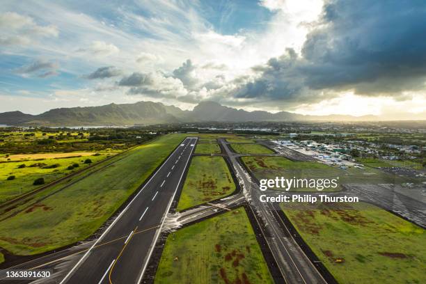 vista aerea dell'asfalto dell'aeroporto al tramonto - torre di controllo foto e immagini stock