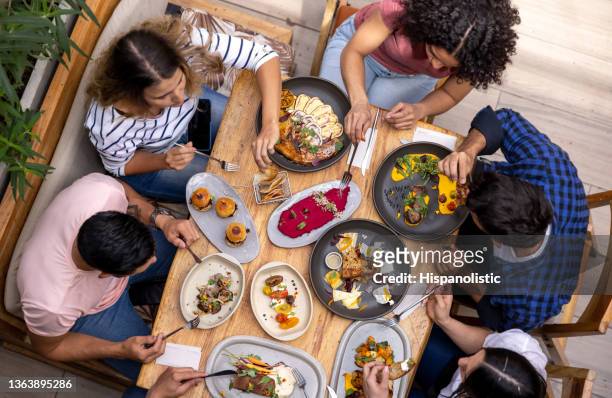 gruppo felice di amici che mangiano fuori in un ristorante - man eating at diner counter foto e immagini stock