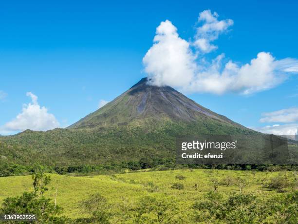 arenal volcano in costa rica - costa rica volcano stock pictures, royalty-free photos & images