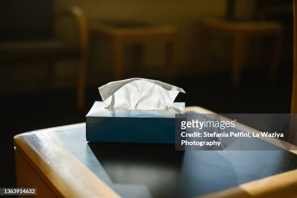 cardboard box of paper tissues. - papiertaschentuch stock-fotos und bilder