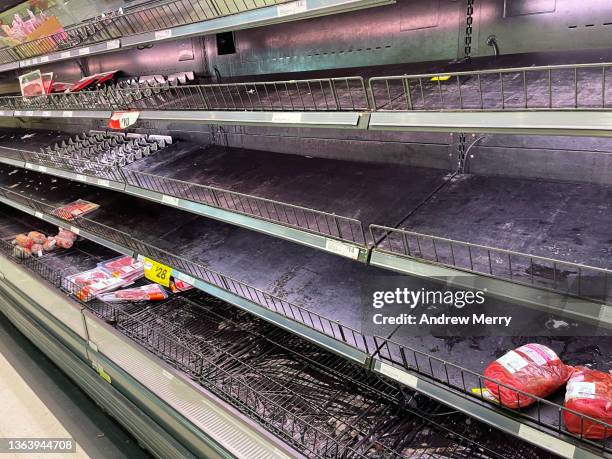 empty supermarket shelves, meat aisle, sold out - sold out stockfoto's en -beelden