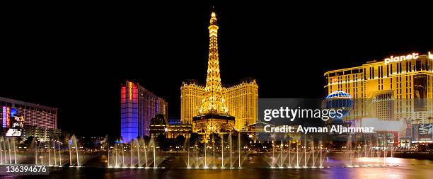 las vegas strip - las vegas skyline night photos et images de collection