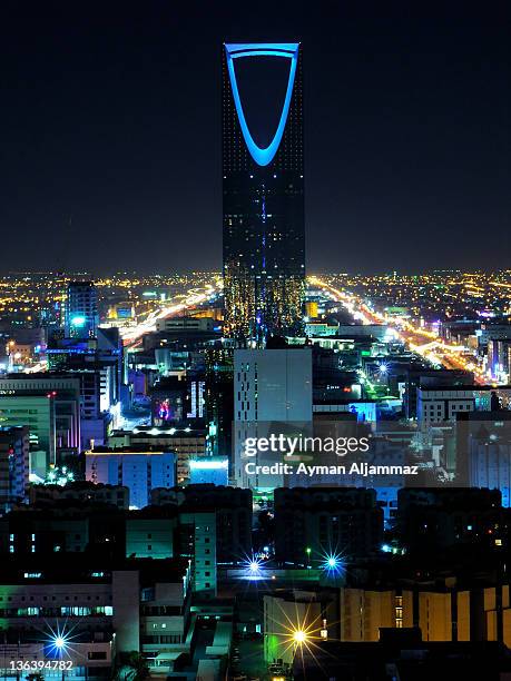 kingdom tower at night - saudi arabia city stock-fotos und bilder