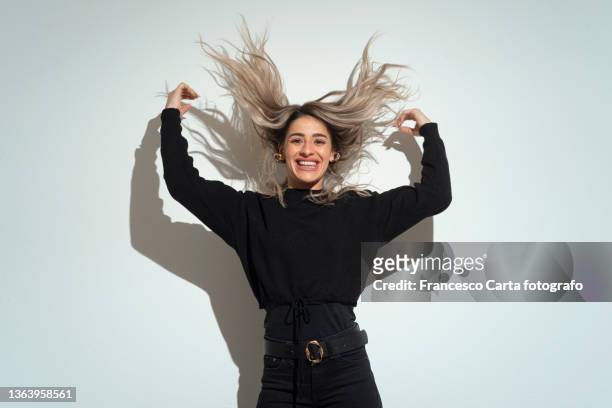young woman tossing her flowing long hair - strong hair 個照片及圖片檔