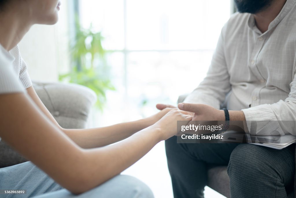 心理学者は女性患者の問題に耳を傾けている