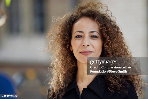 portrait of businesswoman in city - brunette stockfoto's en -beelden