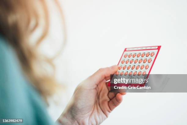 woman holding contraceptive pills - birth control stockfoto's en -beelden