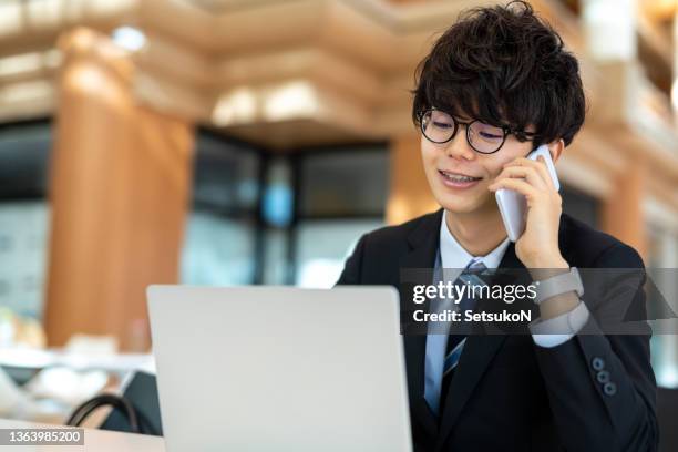 アジア、電話で話している男性 - braces man ストックフォトと画像
