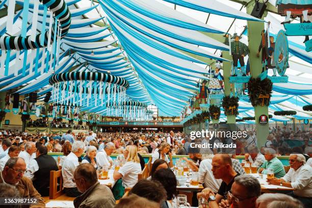 oktoberfest in münchen, deutschland - bierfest stock-fotos und bilder
