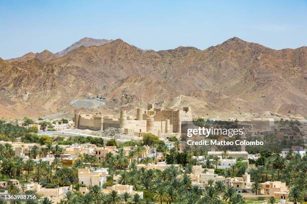 city and the fortress, bahla, oman - golfo pérsico - fotografias e filmes do acervo