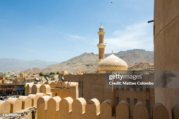 high angle view of nizwa fort and mosque, oman - nizwa fotografías e imágenes de stock