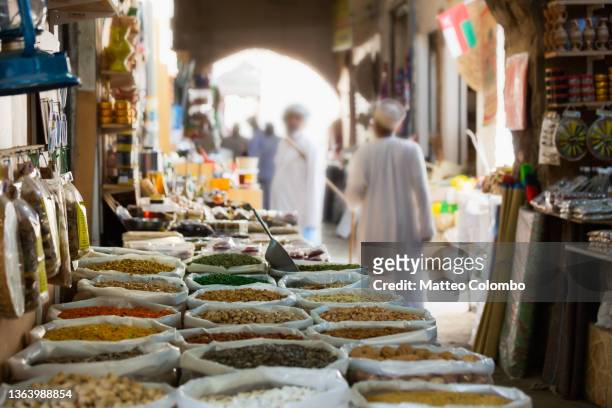 the souk of nizwa, oman - bazaar stock-fotos und bilder