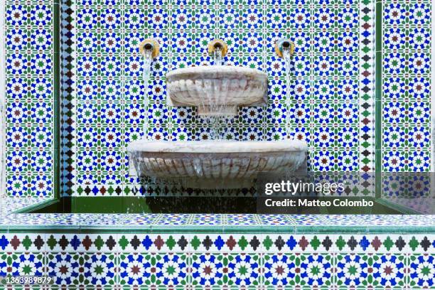 oman, muscat. ornate fountain, asma bint alawi mosque - governatorato de muscat - fotografias e filmes do acervo