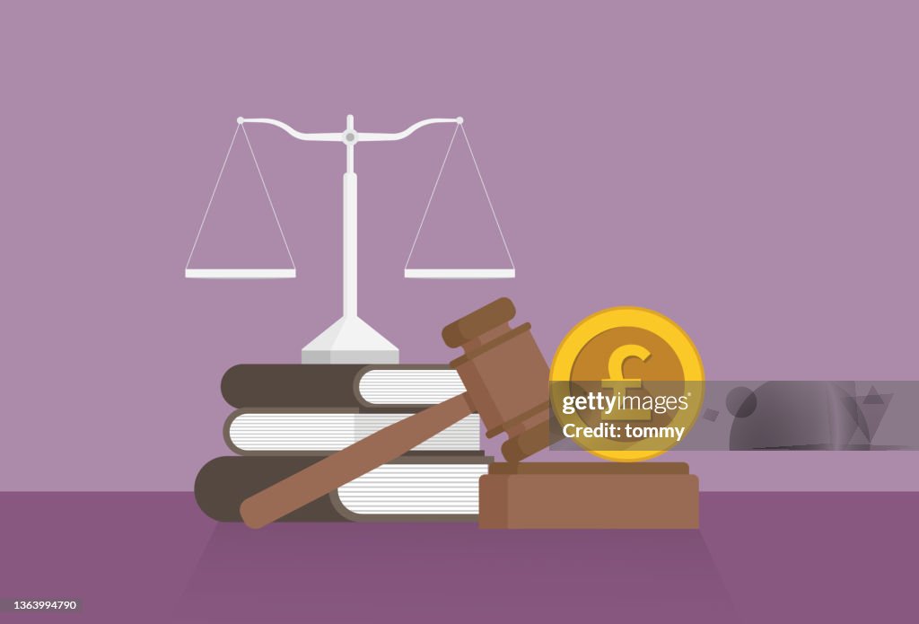 Equilibrio de igual brazo, un libro, un mazo y una moneda de libra esterlina en una mesa