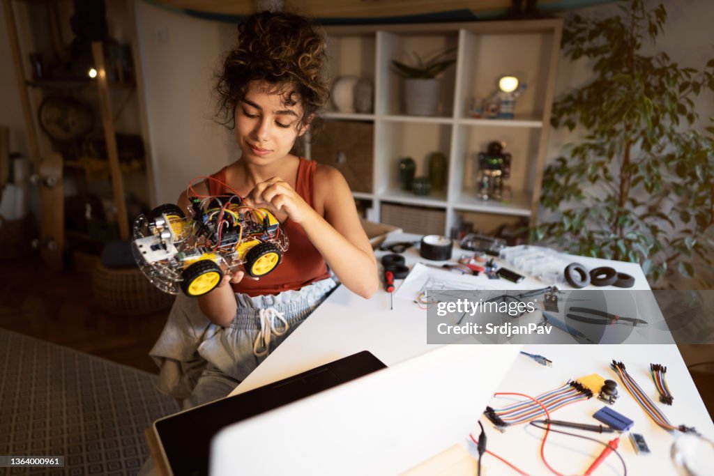 Étudiant spécialisé en ingénierie robotique et programmeur analysant tous les câbles et entrées, tout en suivant les étapes sur la plate-forme Arduino