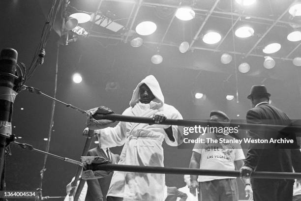 Heavyweight champion Sonny Liston in his corner before the start of his bout to defend his World Heavyweight Title against Former Heavyweight...